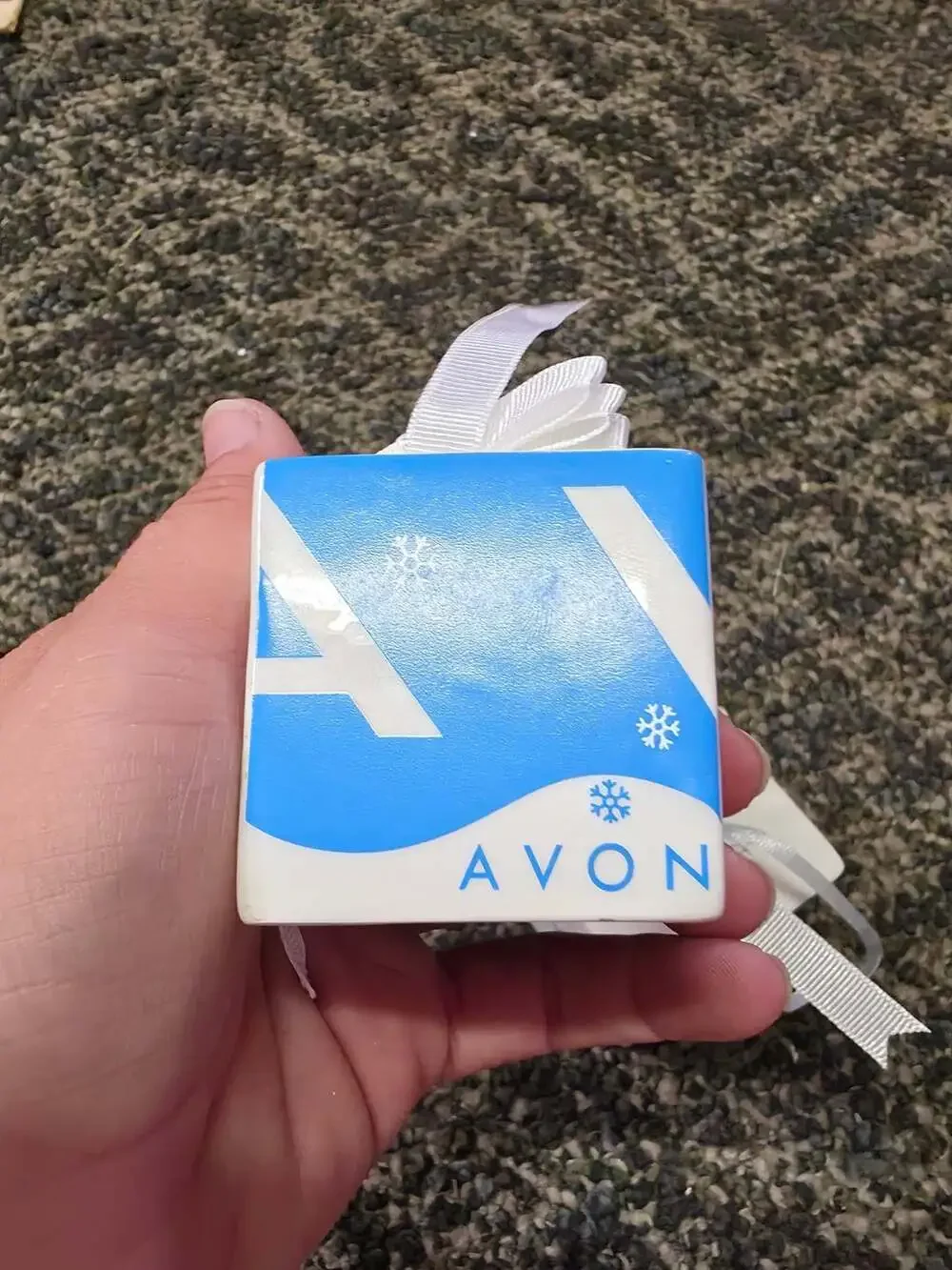 Avon 2005 Happy Holidays Ceramic Gift Box Ornament
